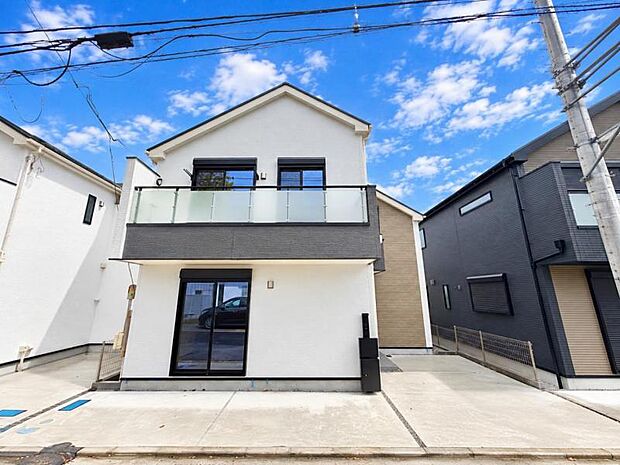 窓からたっぷりと陽光が注がれる明るい住まい。 ご家族の成長に合わせてお住まい頂ける仕様の間取り。日々の疲れを癒してくれる主寝室。お子様も自分のお部屋でお勉強など出来るお部屋のご用意もございます。 