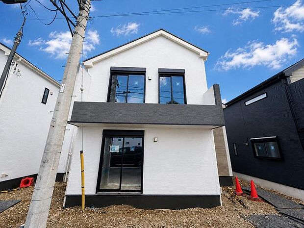 窓からたっぷりと陽光が注がれる明るい住まい。 ご家族の成長に合わせてお住まい頂ける仕様の間取り。日々の疲れを癒してくれる主寝室。お子様も自分のお部屋でお勉強など出来るお部屋のご用意もございます。