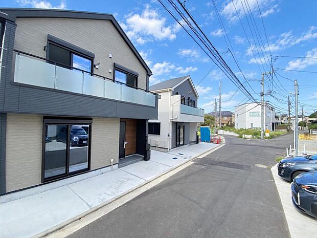 爽やかな青空の下に贅沢なほどに降り注ぐ陽光、豊かな居住性とクオリティが見事に調和した住空間は住まうことの喜びを感じさせてくれます。