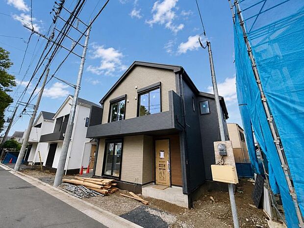 爽やかな青空の下に贅沢なほどに降り注ぐ陽光、豊かな居住性とクオリティが見事に調和した住空間は住まうことの喜びを感じさせてくれます。