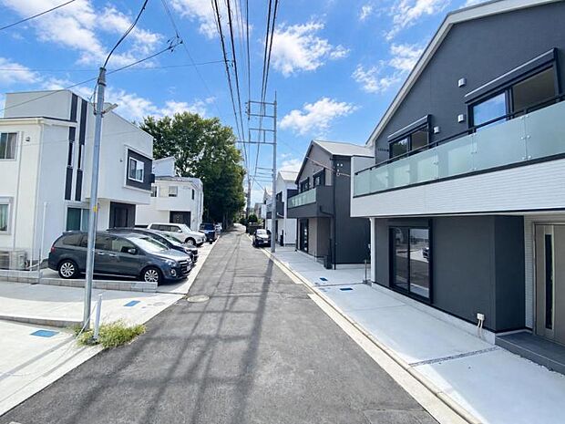 ゆとりの前面道路と敷地に加え、室内からこぼれる光が美しい外からの眺め。毎日の帰宅時に微笑みと安らぎを与えてくれます。