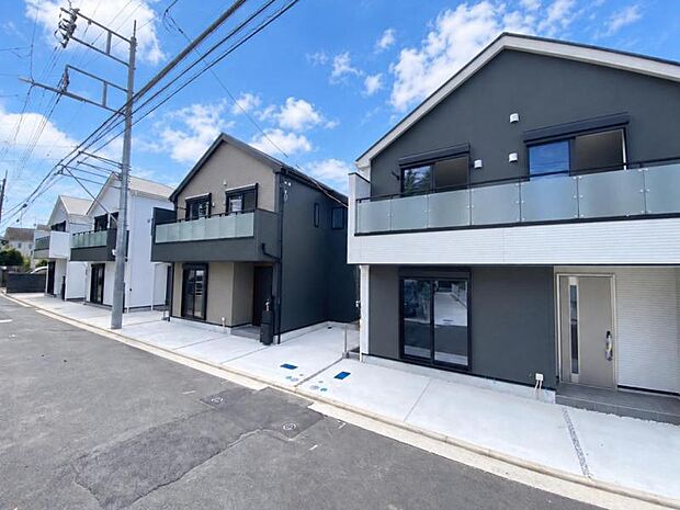 前面道路は車通りの少ない道です。小さなお子様も安心してお過ごしいただけます。