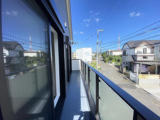 風の通り道。舞い込んでくる風が優しく躍り、室内に爽やかな空気を運んでくる。そこに季節の息吹を感じて、いまがどんな季節なのかを実感する。(施工中)