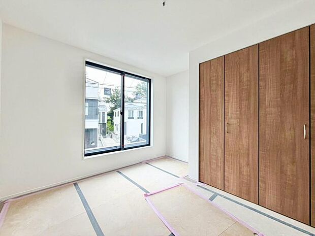 住まう方自身でカスタマイズして頂けるように「シンプル」にデザインされた室内。自由度が高いので家具やレイアウトでお好みの空間を創り上げられます。
