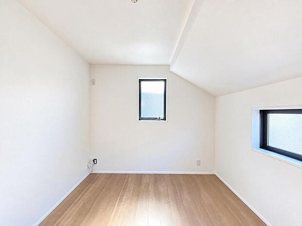 過ぎ行く時間をゆったりと感じることができる落ち着いたお部屋。リビングで楽しく過ごした後はプライベートな時間を満喫できます。静かな環境でリラックスタイムをスタートさせてください。