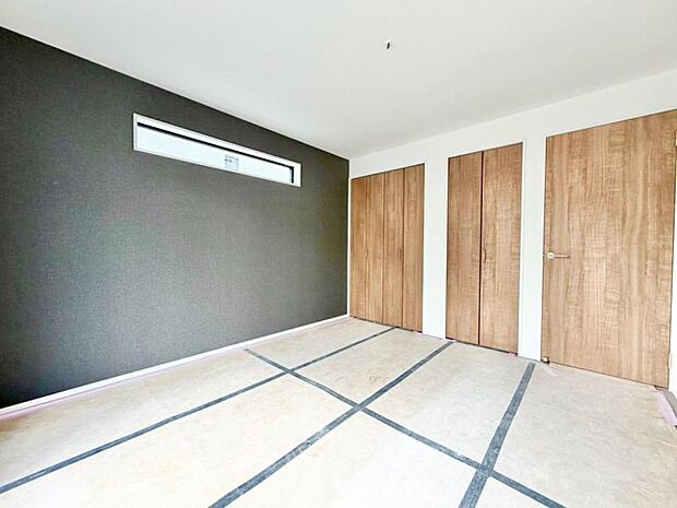 一日の疲れをいやしてくれる主寝室。時を忘れて過ごす場所として過ごせるお部屋です。窓からたっぷりと陽光が注がれる明るい空間は家族の成長に対応できる永住仕様の間取り。