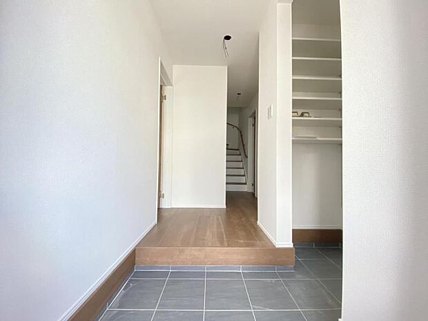 一日の疲れをいやしてくれる主寝室。時を忘れて過ごす場所として過ごせるお部屋です。窓からたっぷりと陽光が注がれる明るい空間は家族の成長に対応できる永住仕様の間取り。