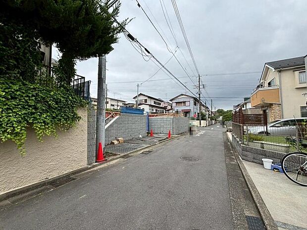 前面道路は約4.4mございます。毎日のお車の出し入れもストレスなく行えます。(2026年6月撮影)