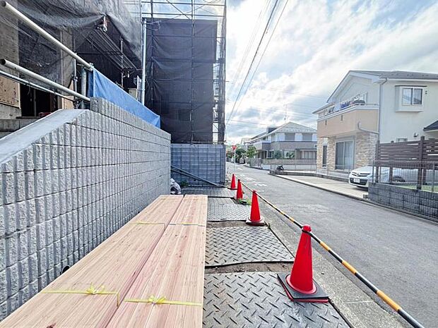 ご両親や友人・知人が訪ねてきても大丈夫。駐車スペース2台分(車種による)を確保してあります。(2026年6月撮影)