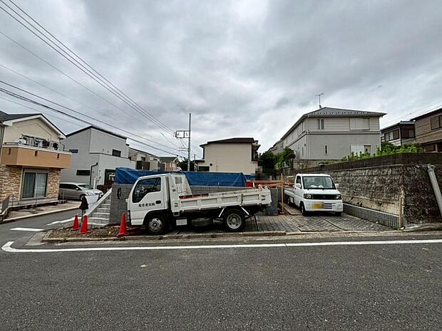 現地の状態をご覧いただくことで、隣接した環境をしっかりとご確認いただけます。(2026年6月撮影)