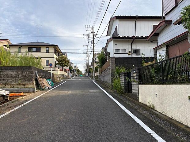 お子様と手を繋いで並んで歩けるくらい広い前面道路です。