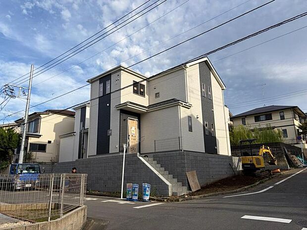 街に溶けこみ美しい景観を生み出すこの邸宅は採光や風通しまで考え抜いて造りあげました。