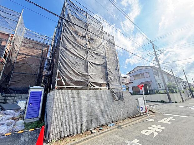 ご両親や友人・知人が訪ねてきても大丈夫。駐車スペース2台分(車種による)を確保してあります。(2026年6月撮影)