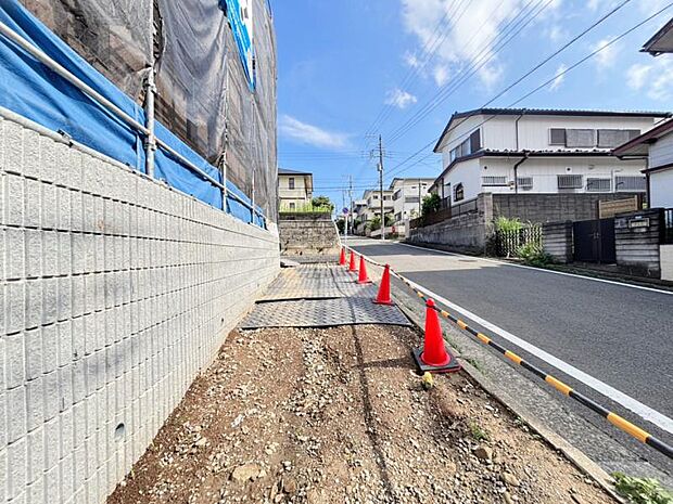 前面道路は約6.4mございます。毎日のお車の出し入れもストレスなく行えます。(2026年6月撮影)