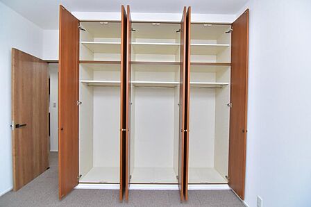 使い勝手の良い収納が豊富で、物が多くてもスッキリ片付けられます。