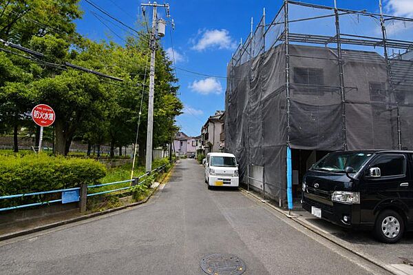 車通りの少ない道路で小さなお子様も安心。家と同じくらい周辺環境は大切なもの。図面だけでは分からない現地の雰囲気もご確認くださいませ。
