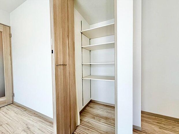 各部屋に備えられたクローゼット。 普段使わないものを全部しまってしまえば、お部屋の空間をたっぷり使うことが出来ます。