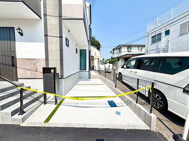 玄関につながる駐車スペースなので重い荷物の出し入れの負担を最小限に抑えられます。 小さなお子様も安心・安全の乗り降りができますし、水栓も備え付けられていますので敷地内で洗車ができるのも嬉しいですね。