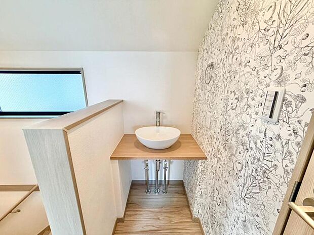 デザイン性の高いアクセントクロスを採用した、こだわりの手洗いカウンター。