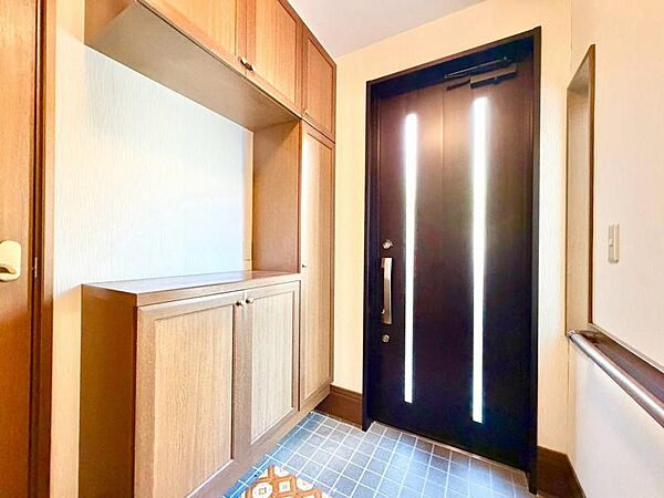 重厚感のある玄関は、住む方のプライドを持つことが出来ます。