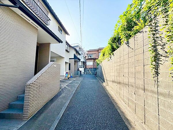 前面道路は整備されており、落ち着いた住宅街に位置しています。