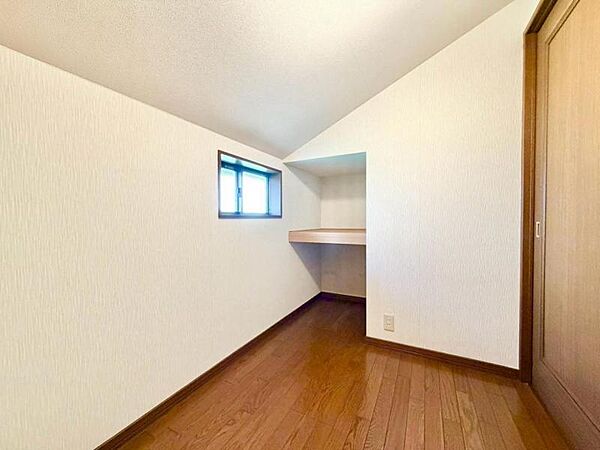 クローゼットは棚やハンガーパイプが付いており、スーツや上着などが収納可能です。 ゴルフバッグやスノーボードなど趣味のお荷物も十分収納が可能です。 日常で使わないものや食料のストックも可能です。