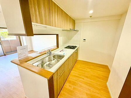 広々システムキッチンは2人で立っても窮屈さを感じさせません。 お休みの日にご家族みんなでお料理を楽しめます。