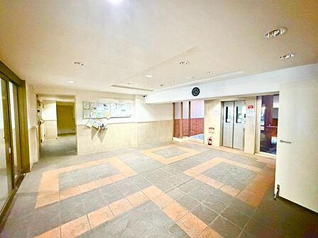 広々とした空間が魅力の、落ち着いた雰囲気のロビー。