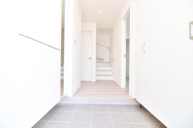 上質感漂う玄関と廊下。居住者の帰り、訪れる方を優しく迎える・安らぎに満ちた生活空間を予感させる。健やかな暮らしを楽しめそう 。