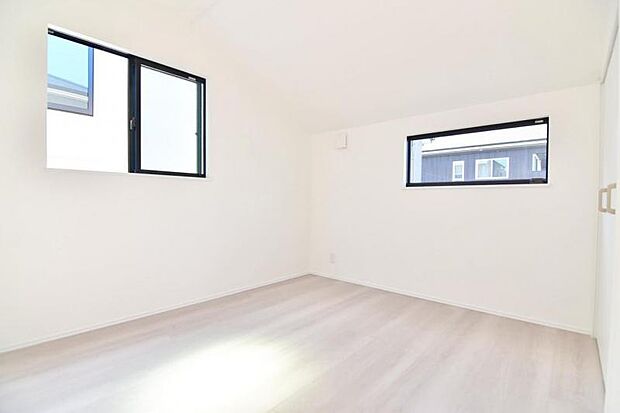 一日の疲れをいやしてくれる主寝室。時を忘れて過ごす場所として過ごせるお部屋です。窓からたっぷりと陽光が注がれる明るい空間は家族の成長に対応できる永住仕様の間取り。