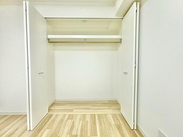 各部屋に備えられたクローゼット。 普段使わないものを全部しまってしまえば、お部屋の空間をたっぷり使うことが出来ます。