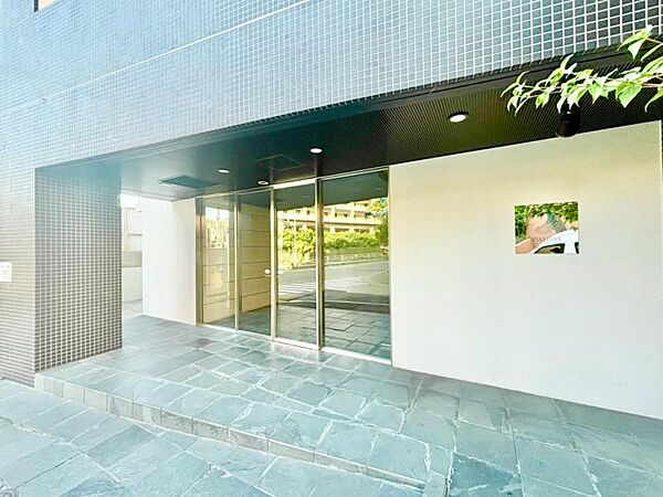管理が行き届いた清潔感のあるエントランス。 オートロックや防犯カメラも完備されておりマンションならではの防犯性の高さも住宅選びの大切な要素ですね。