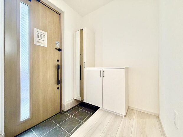 広々とした玄関で大切なお客様をお出迎え。明るく気持ちの良い玄関は気持ちが盛り上がります。シューズボックスについている鏡は靴を履いた全身を写せるので外出時の最終チェックに最適です。