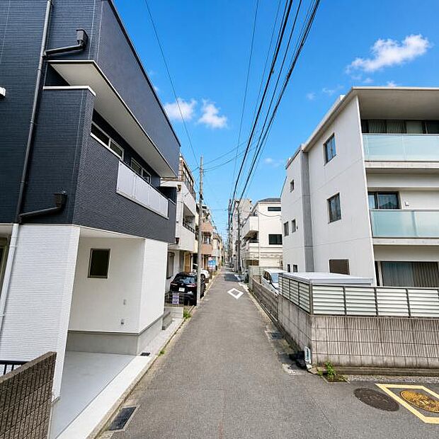 前面道路は車通りの少ない道です。小さなお子様も安心してお過ごしいただけます。