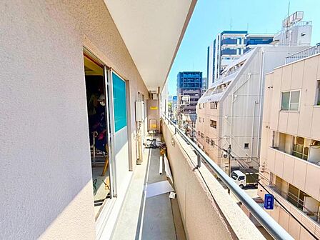 使い易いバルコニー。やわらかな陽射し・心地よい風。どこまでも広がる空の下、限りない開放感を味わえる空間です。