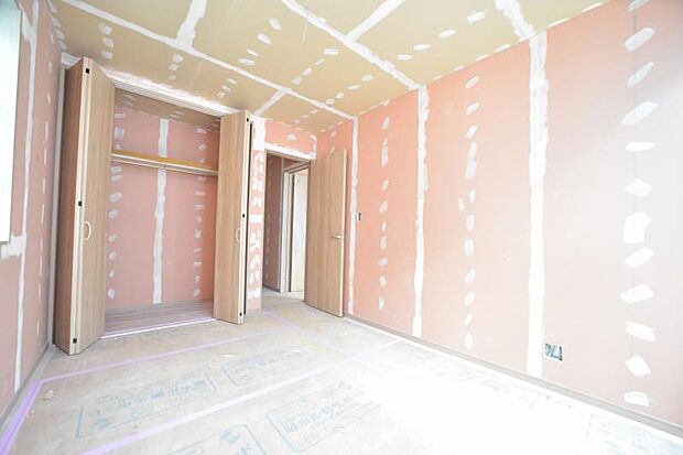 住まう方自身でカスタマイズして頂けるように「シンプル」にデザインされた室内。