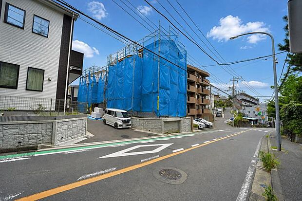 幅員のある道路で、車の出入りもスムーズに行えます。