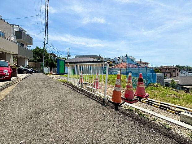 前面道路は車通りの少ない道です。小さなお子様もご安心してお過ごし頂けます。【2026.6.1撮影】