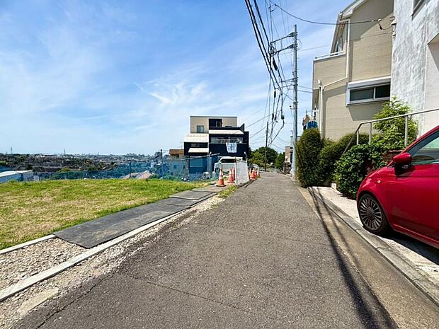 お住まいの前を通るのはご近所さんだけの閑静な道です。静かな住環境でお過ごし頂けます。【2026.6.1撮影】