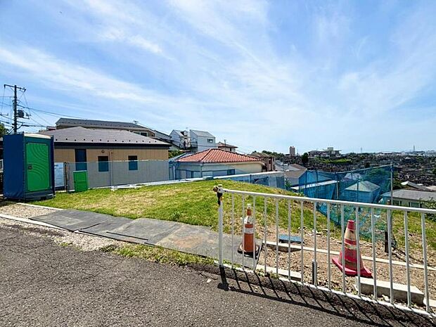 前面道路は整備されており、落ち着いた住宅街に位置しています。【2026.6.1撮影】