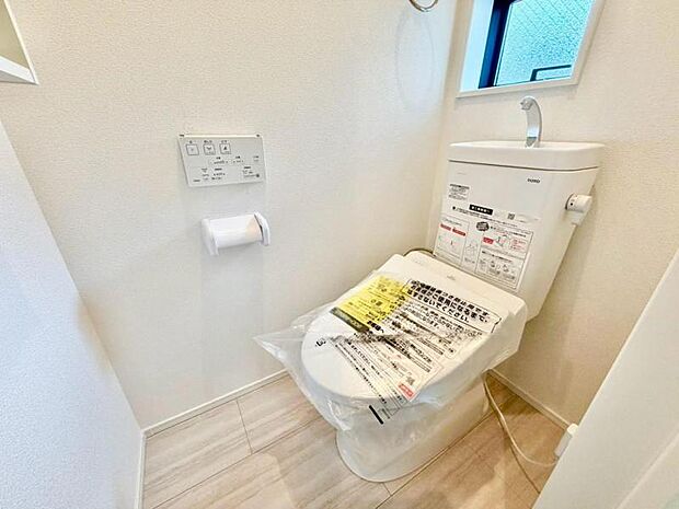 ウォシュレット付き清潔感の溢れるトイレです。落ち着いた空間で安らぎのひとときをお過ごし頂けます。(2か所あります)