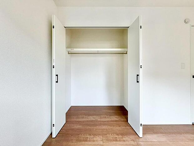 クローゼットには棚やハンガーパイプが備えられているので、大切なお洋服にしわを付けずにそのまましまうことが出来ます。