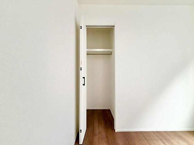 クローゼットには棚やハンガーパイプが付いており、スーツや上着などがスッキリ収納可能です。