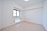 室内：時を忘れて過ごす場所として過ごせるお部屋です。窓からたっぷりと陽光が注がれる明るい空間は家族の成長に対応できる永住仕様の間取り。