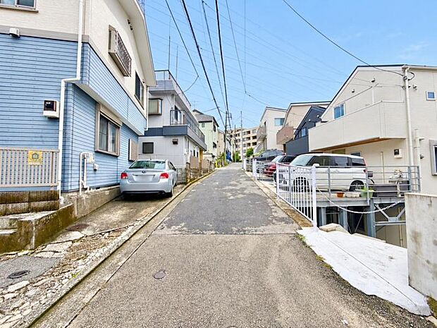 幅員のある道路で、車の出入りもスムーズに行えます。