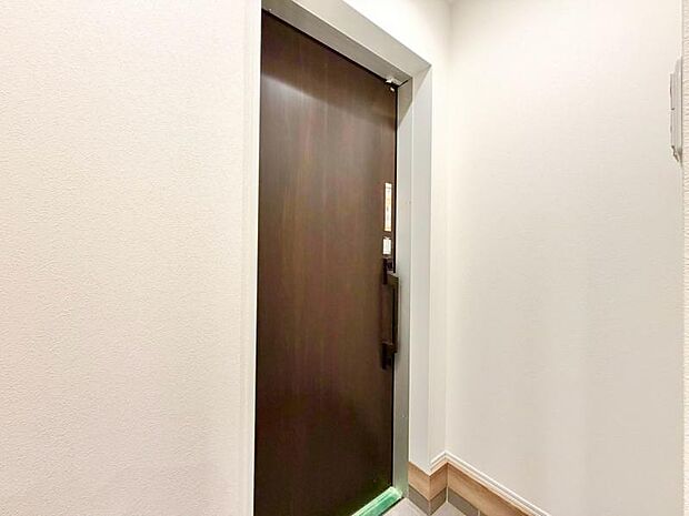 上質感漂う玄関と廊下。居住者の帰り、訪れる方を優しく迎える・安らぎに満ちた生活空間を予感させてくれます。（2026年9月撮影）
