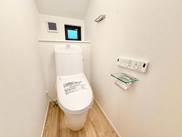 換気と明るさに配慮した、清潔感のあふれるトイレです。落ち着いた空間で安らぎのひとときをお過ごしいただけます。（2026年9月撮影）