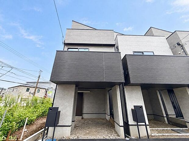 凛とした表情を見せる外観は、時の移り変わりの中で、様々な表情を見せてくれます。（2026年9月撮影）