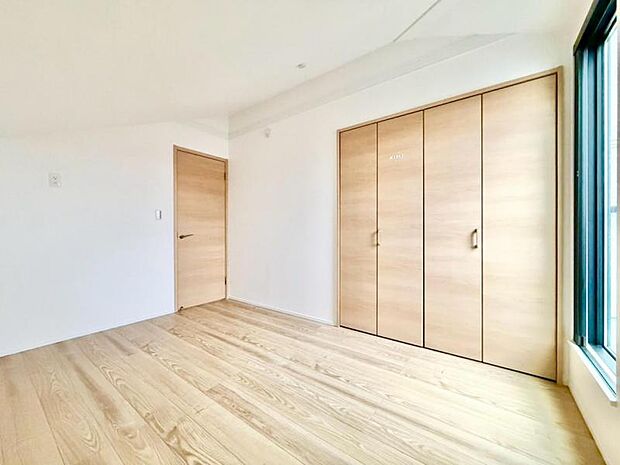 住まう方自身でカスタマイズして頂けるように「シンプル」にデザインされた室内。自由度が高いので家具やレイアウトでお好みの空間を創り上げられます。（2026年9月撮影）