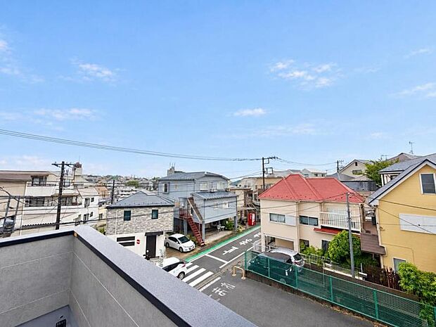 風の通り道。舞い込んでくる風が優しく躍り、室内に爽やかな空気を運んできます。（2026年9月撮影）